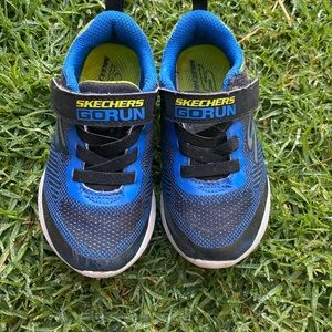 Skechers Go Run Sneaker/Tennis Shoes. Toddler boy size 9 , hardly worn.